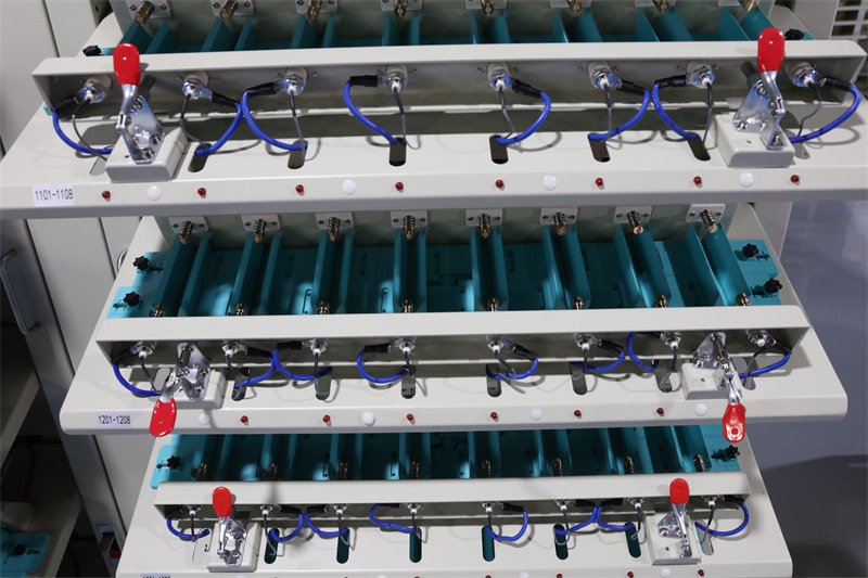 Machine de classement de cellules au lithium-ion