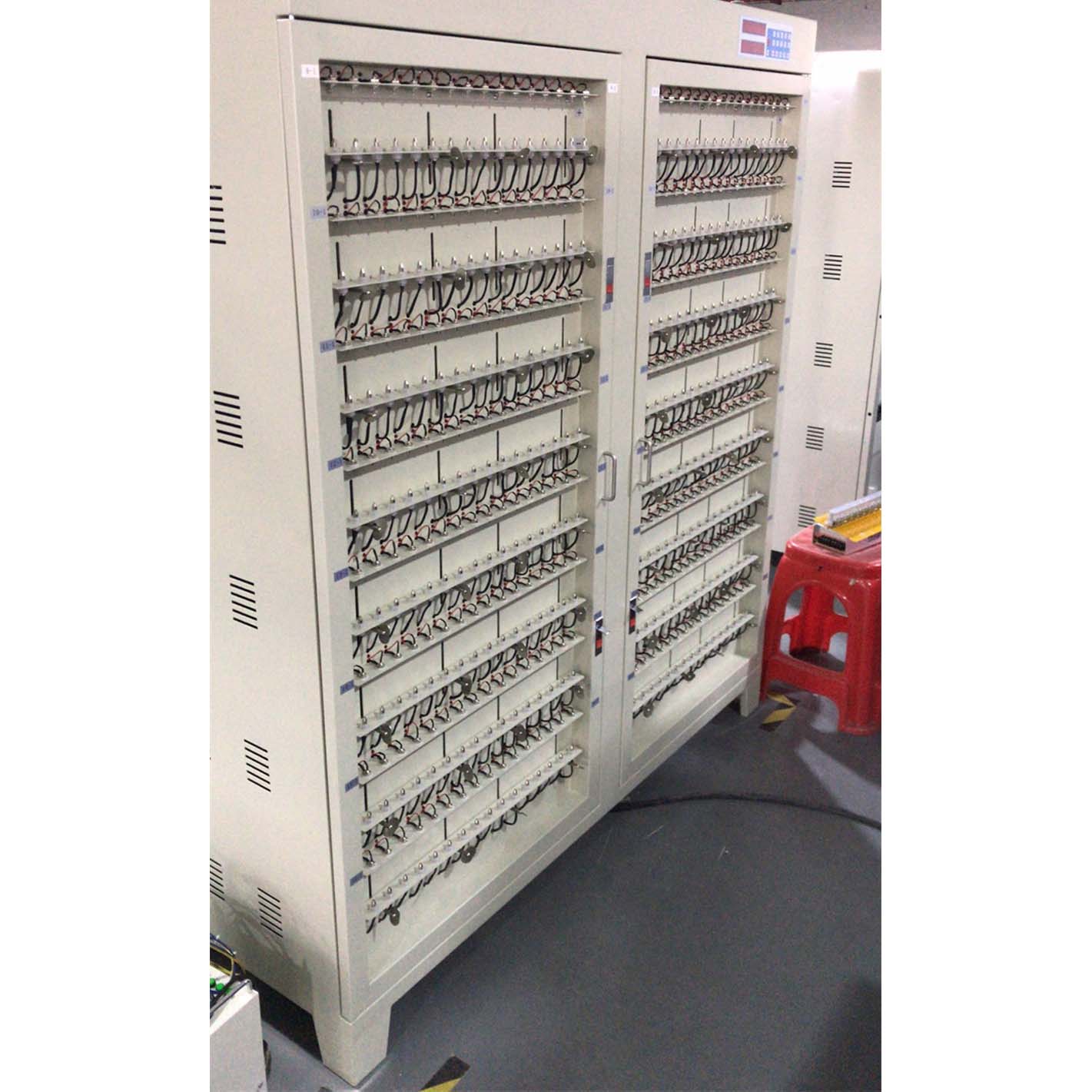 Machine verticale d'équipement d'essai de capacité de batterie de la Manche 512 pour la batterie au lithium
 