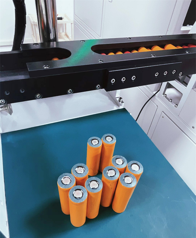 Machine de tri de batterie cylindrique et machine de collage de papier d'isolation 2 en 1
 